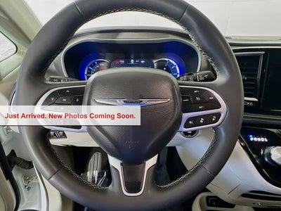 2024 Chrysler Pacifica Hybrid Select