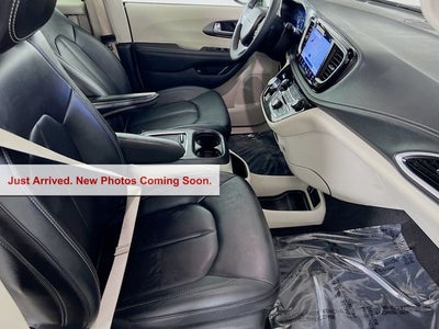 2024 Chrysler Pacifica Hybrid Select