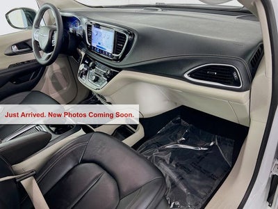 2024 Chrysler Pacifica Hybrid Select