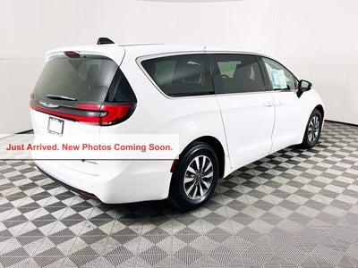 2024 Chrysler Pacifica Hybrid Select