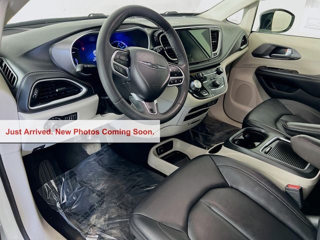 2024 Chrysler Pacifica Hybrid Select