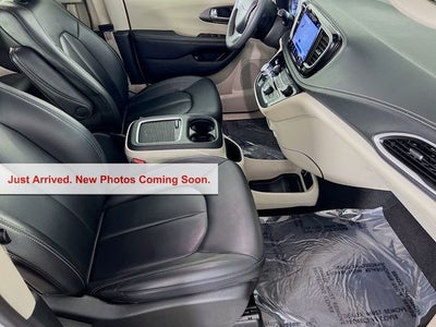 2024 Chrysler Pacifica Hybrid Select