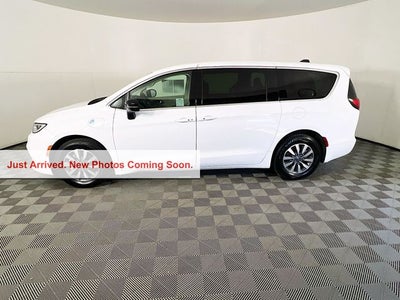 2024 Chrysler Pacifica Hybrid Select