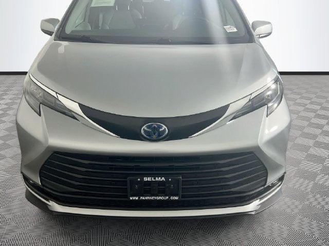 2025 Toyota Sienna XLE 8 Passenger
