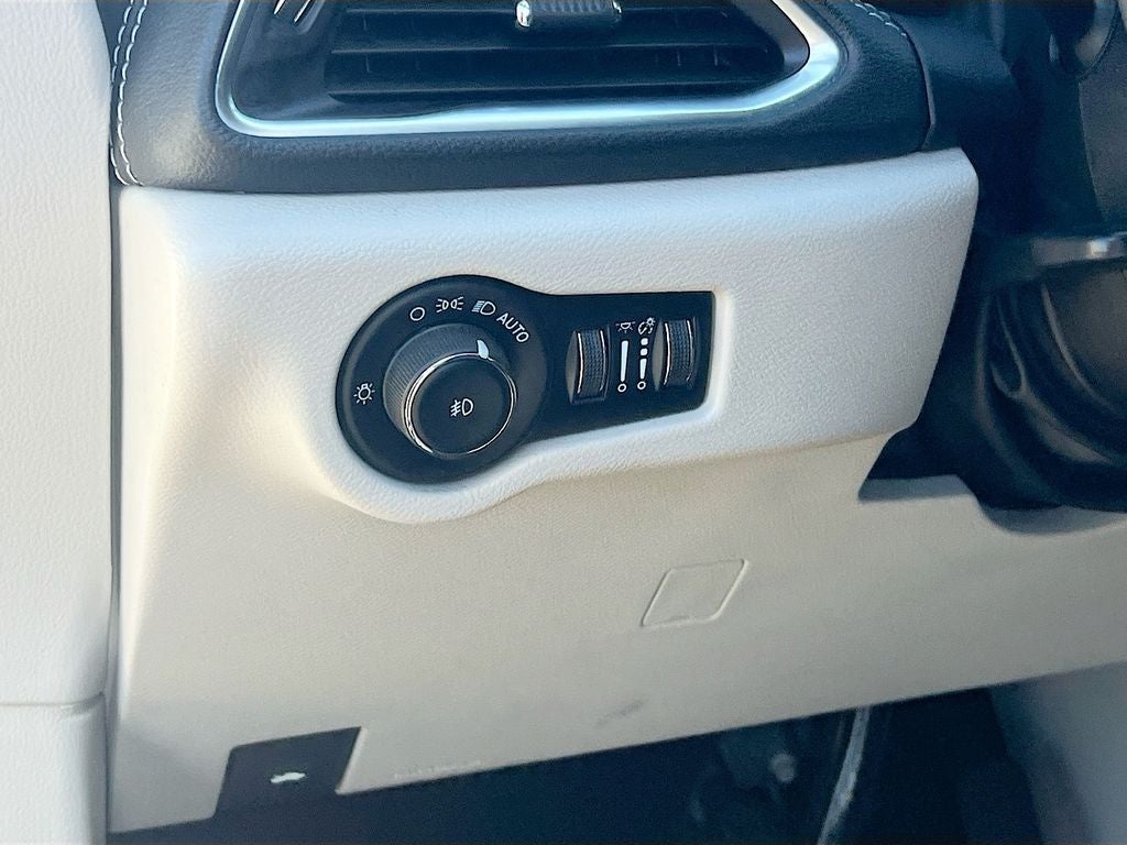 2023 Chrysler Pacifica Hybrid Limited - Photo 11