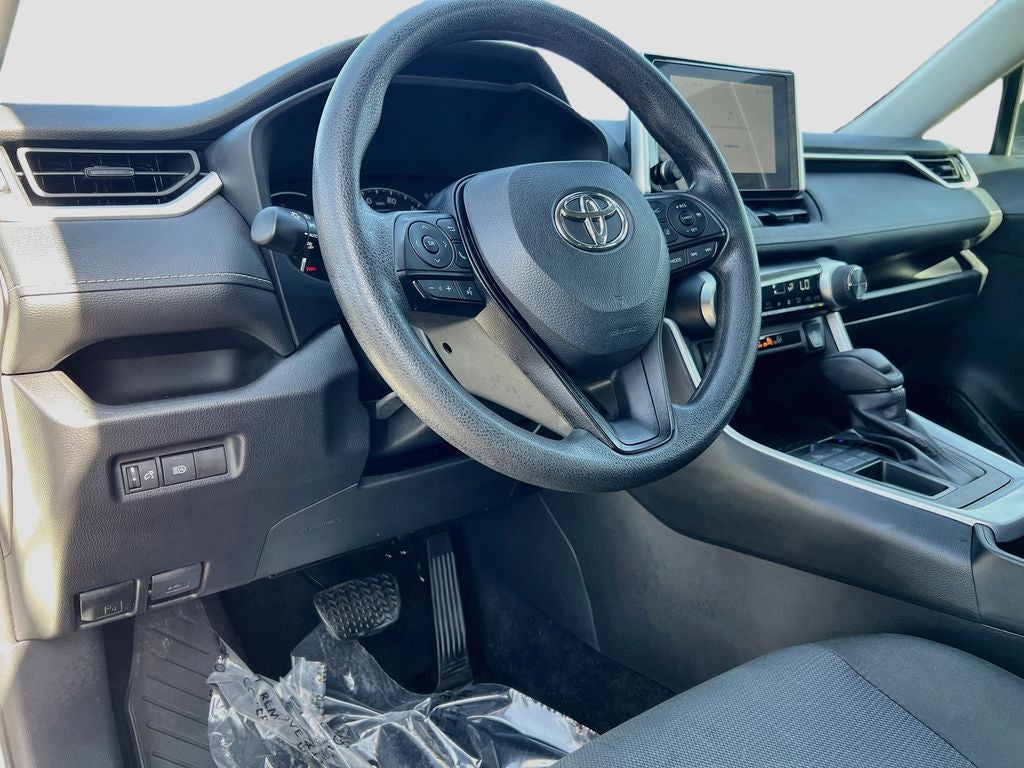 2025 Toyota RAV4 XLE - Photo 10