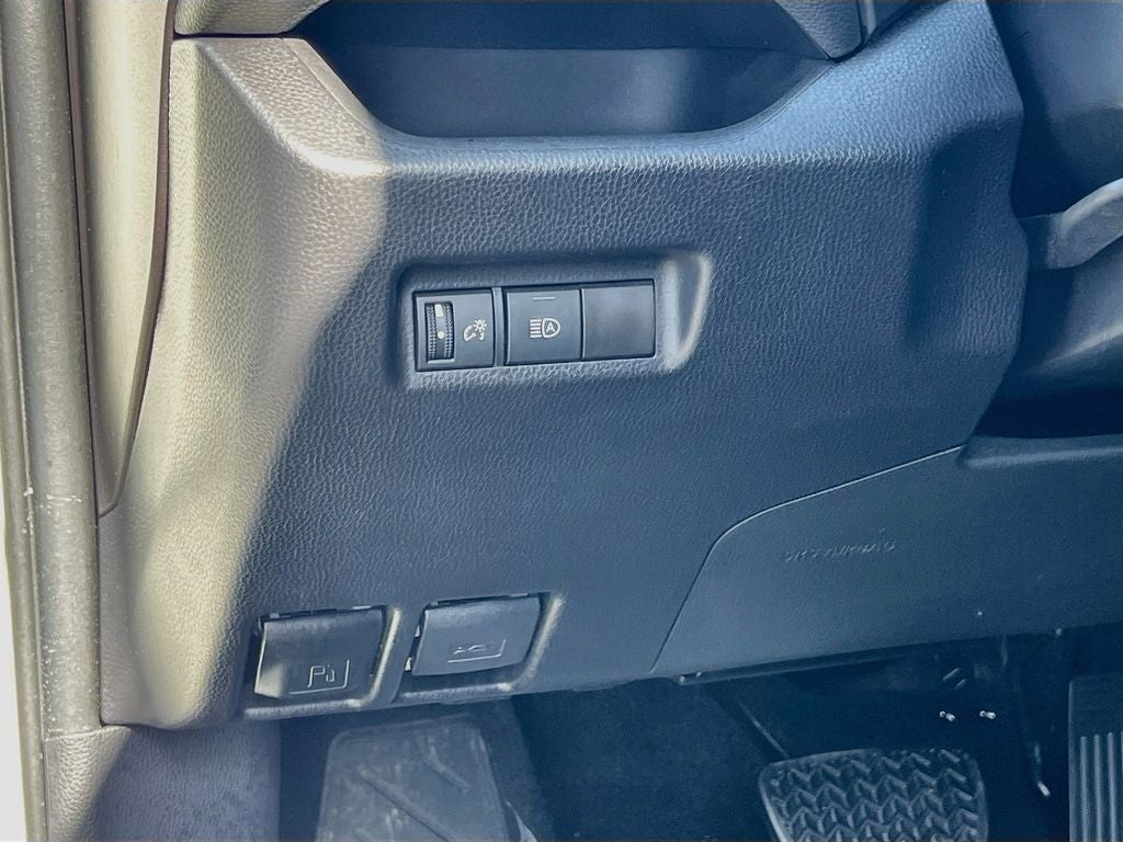 2025 Toyota RAV4 XLE - Photo 11