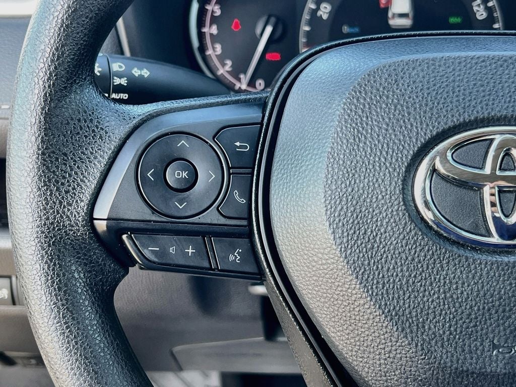 2025 Toyota RAV4 XLE - Photo 13