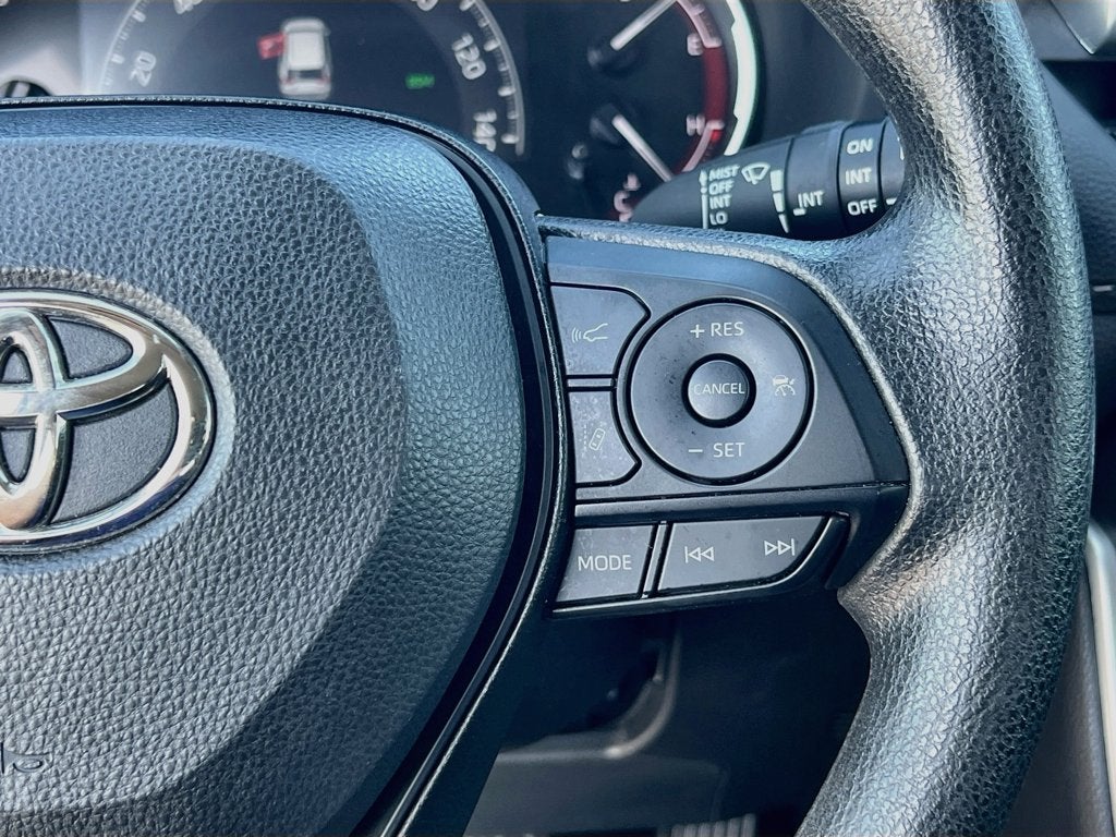2025 Toyota RAV4 XLE - Photo 14