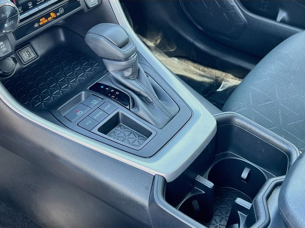 2025 Toyota RAV4 XLE - Photo 19