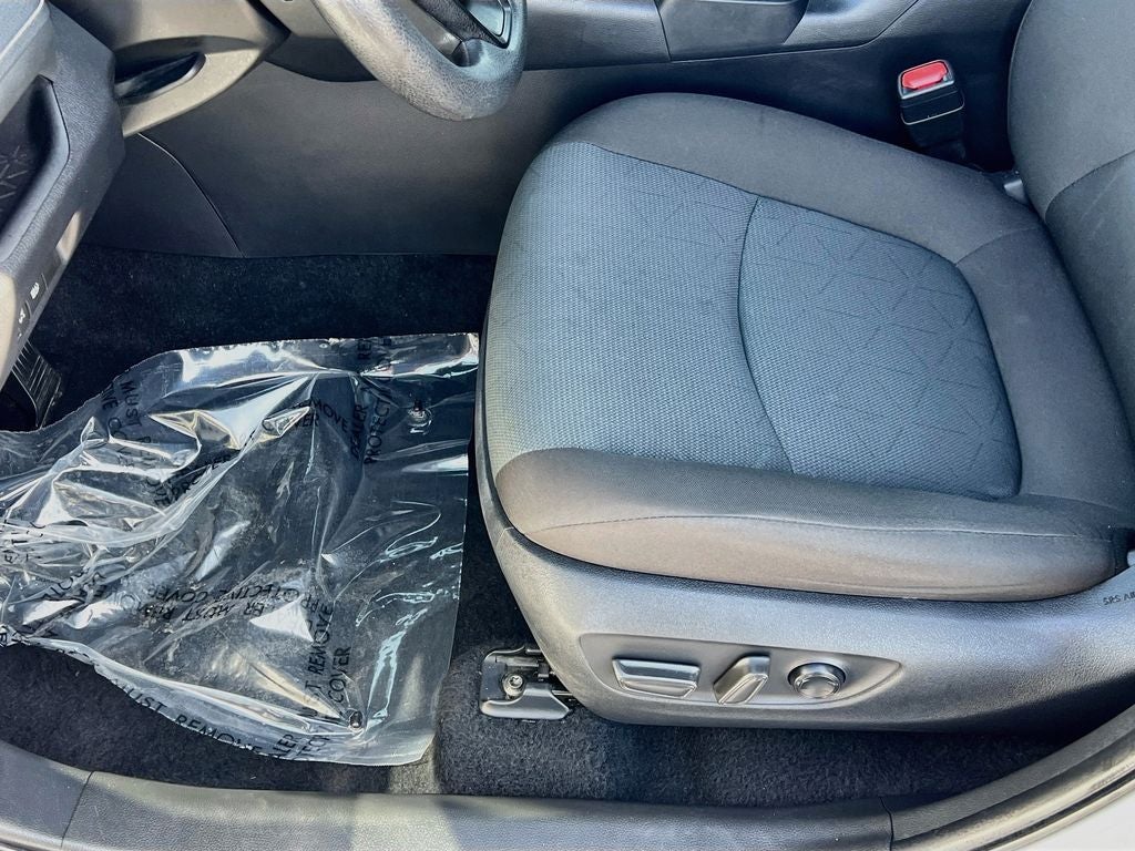 2025 Toyota RAV4 XLE - Photo 22