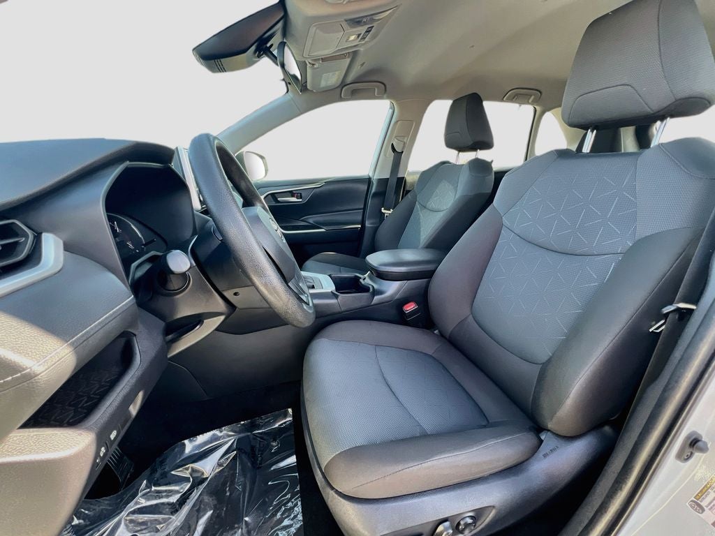 2025 Toyota RAV4 XLE - Photo 23