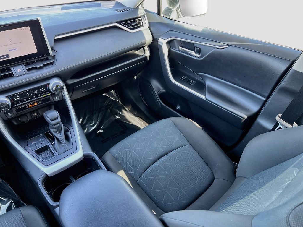 2025 Toyota RAV4 XLE - Photo 25