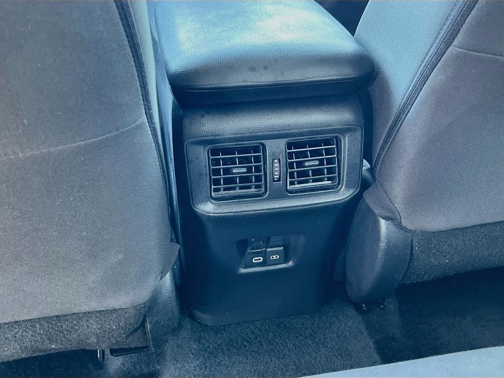 2025 Toyota RAV4 XLE - Photo 27