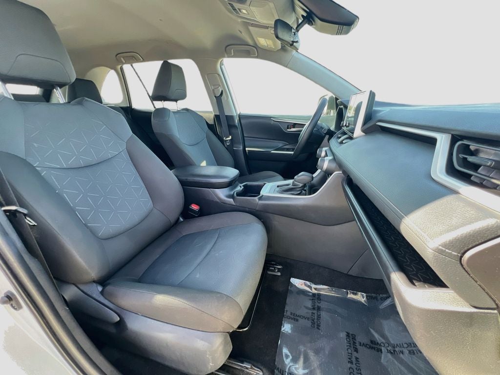 2025 Toyota RAV4 XLE - Photo 30