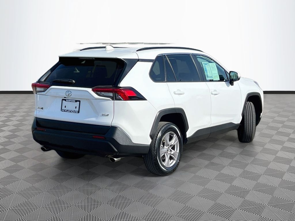 2025 Toyota RAV4 XLE - Photo 8