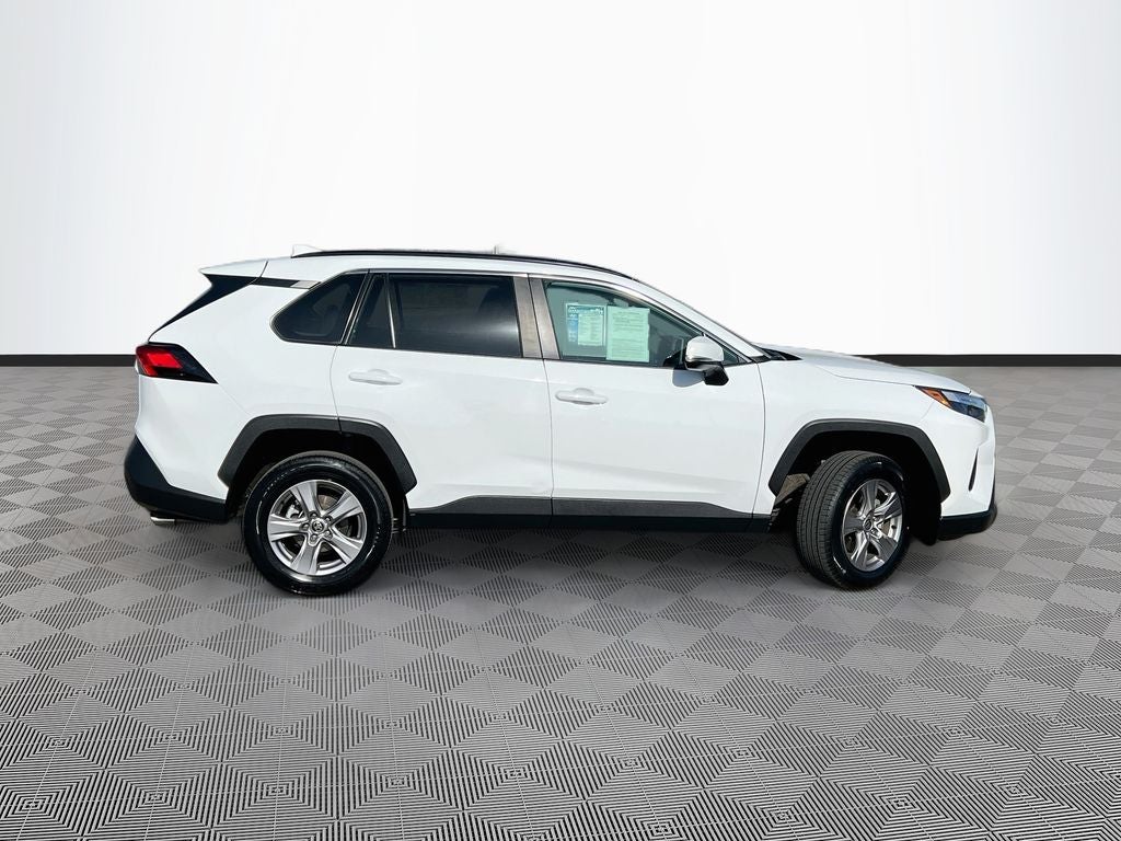 2025 Toyota RAV4 XLE - Photo 9