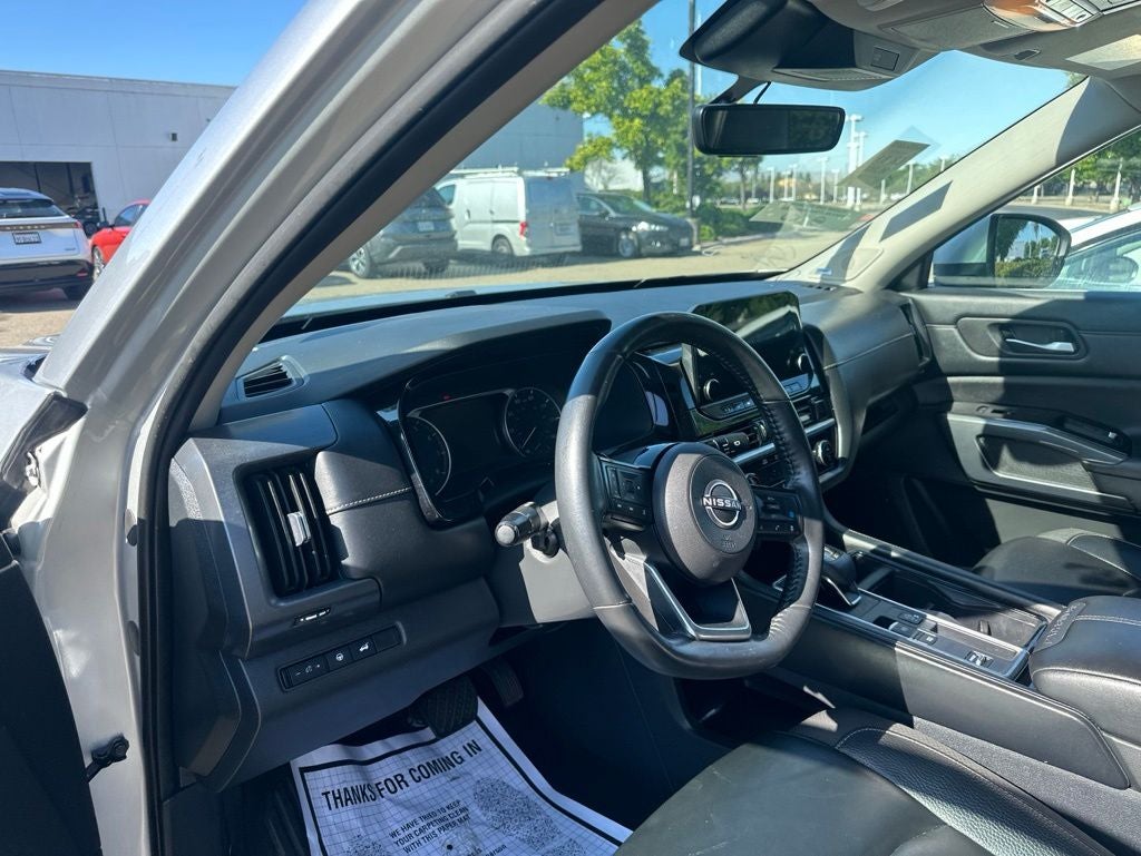 2023 Nissan Pathfinder SL